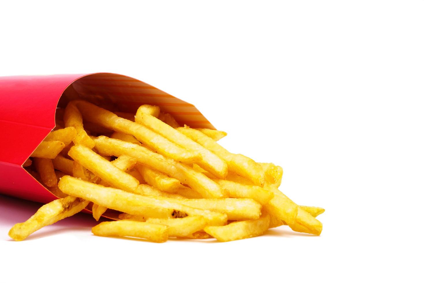 pommes frites på vit bakgrund foto