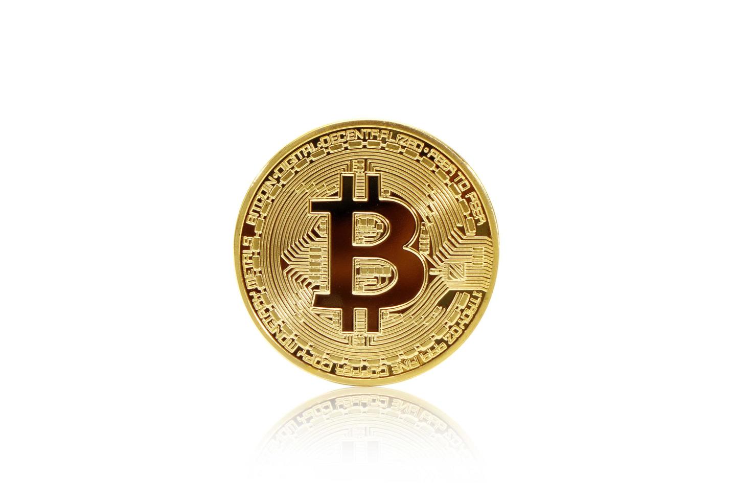 gyllene bitcoin på isolera vit bakgrund. foto