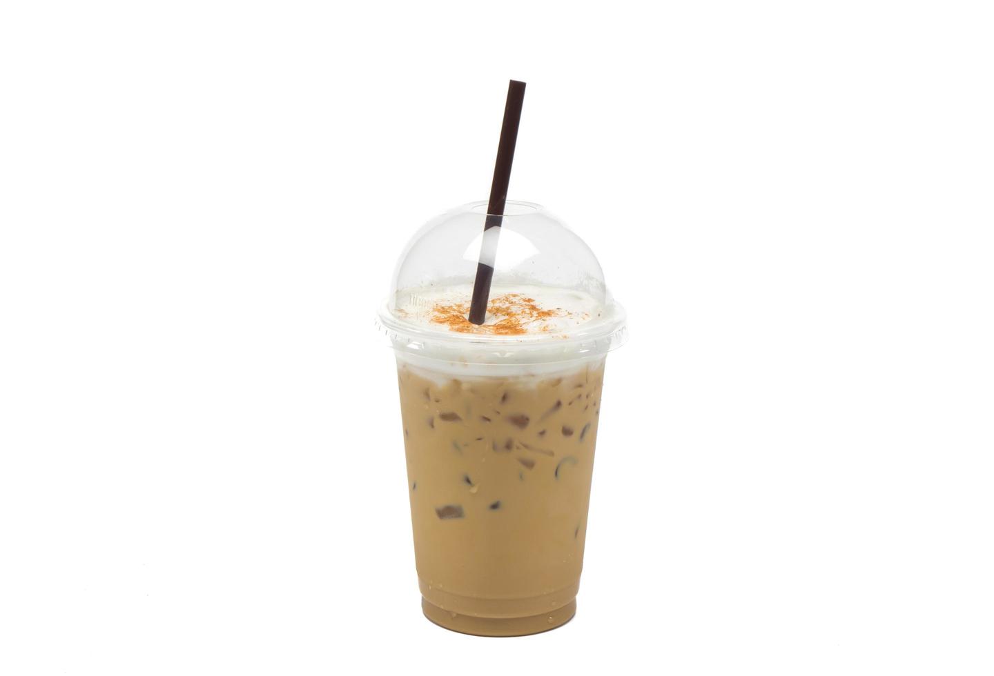 is latte eller iskaffe i takeaway kopp på vit bakgrund foto