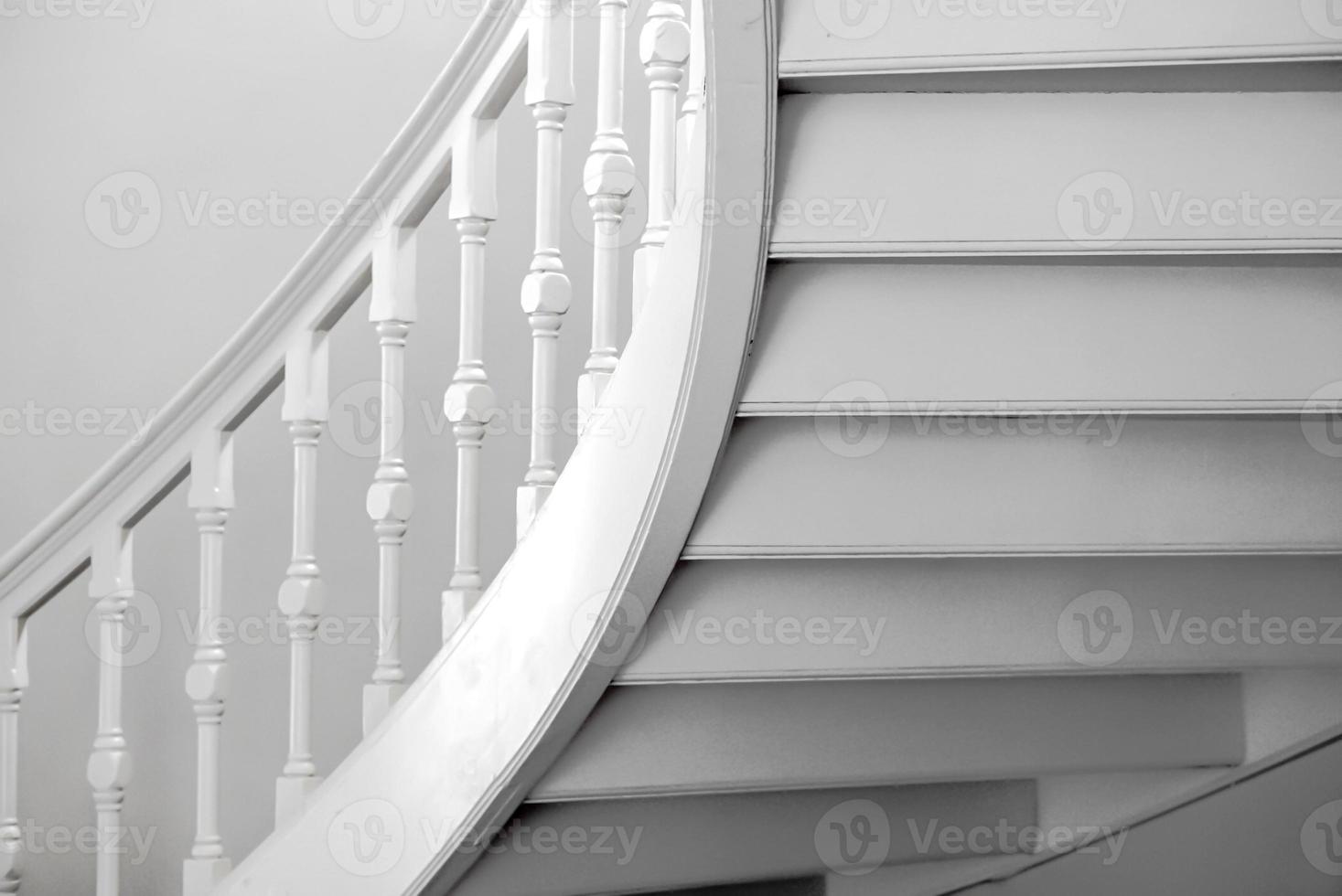 närbild och beskära böjd vy av under den vita vintage trappan. foto
