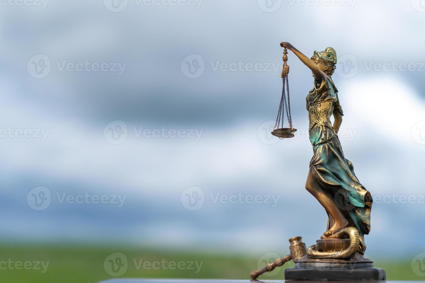 staty av themis mot en stormig himmel. symbol för rättvisa och lag, brott och straff. foto
