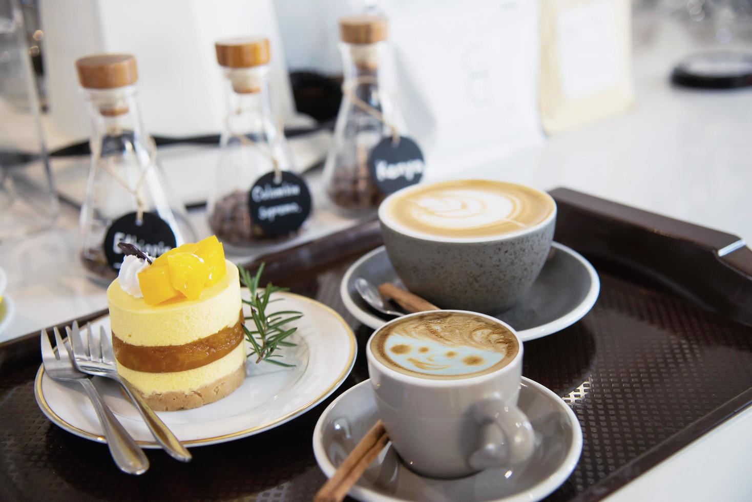 vacker färsk slappna av morgonkaffekopp set - kaffeset bakgrundskoncept foto