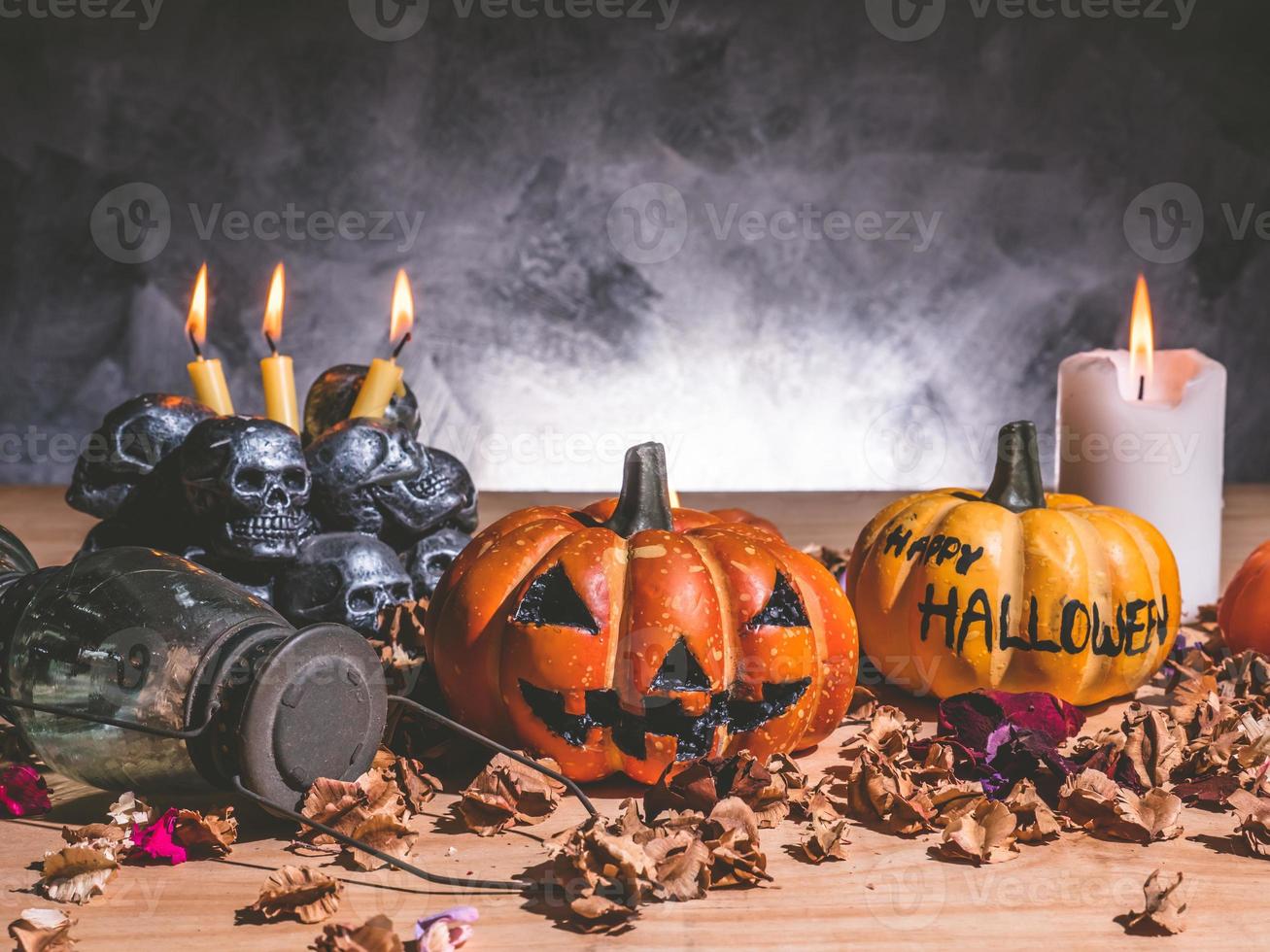 halloween pumpor med levande ljus och dödskallar på mörk bakgrund. foto