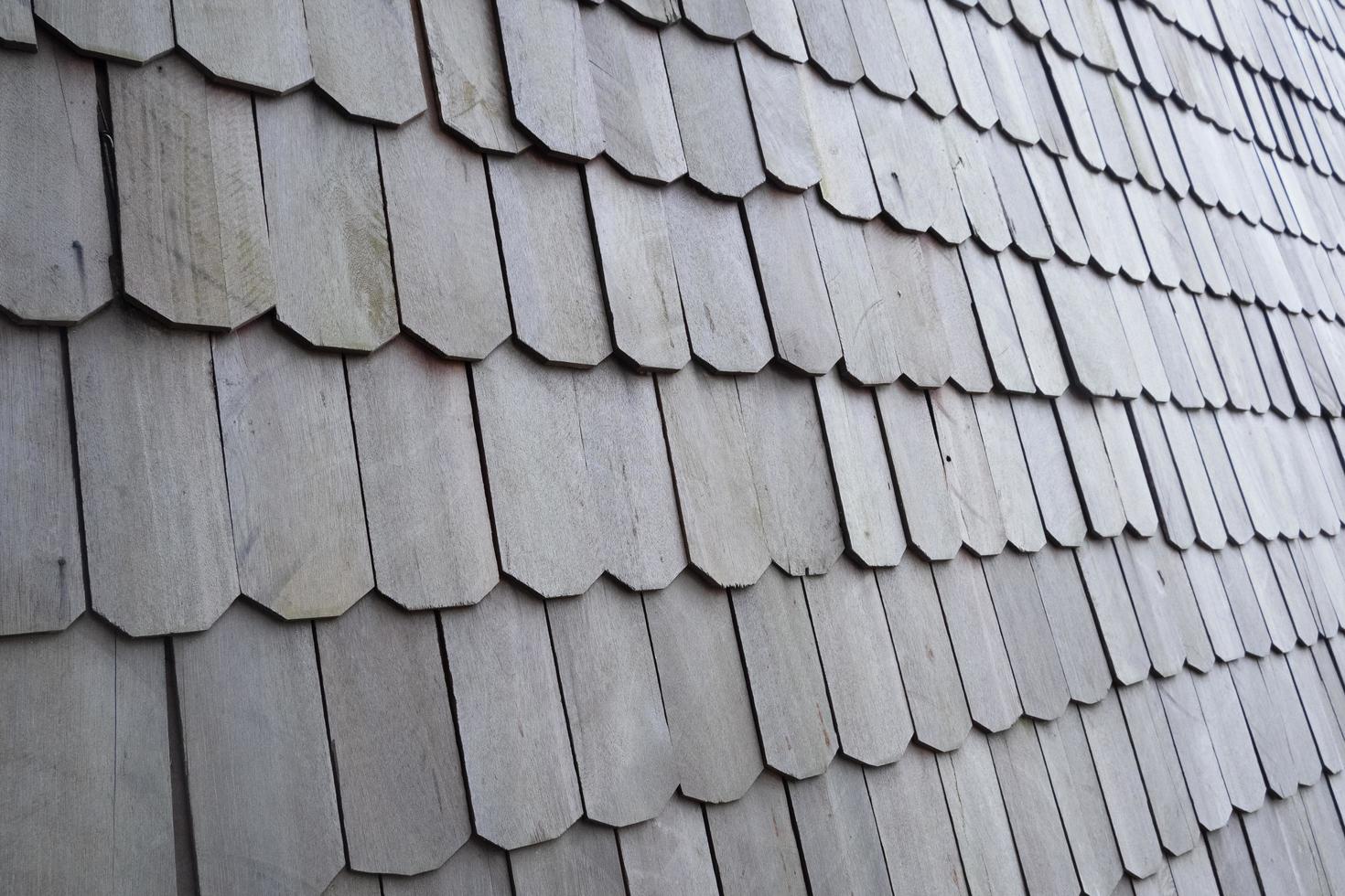 exteriördetaljer av taket på ett hus av järnträ, mörkgrå bakgrundsstruktur foto