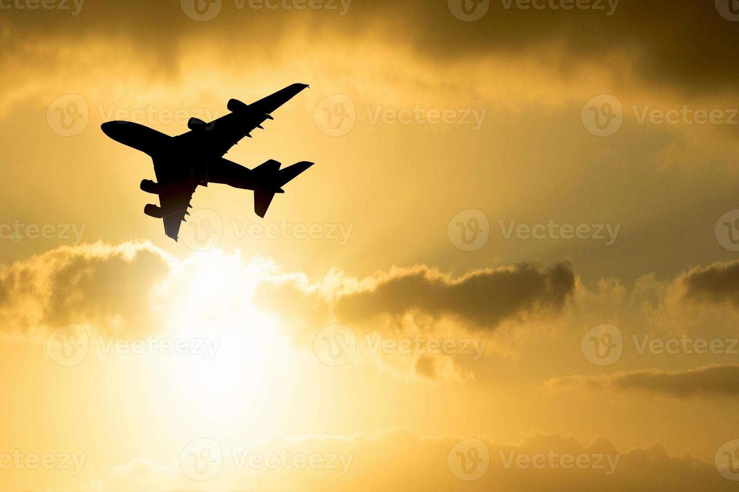 passagerarplan som lyfter från flygplatsen. transport och turism koncept foto