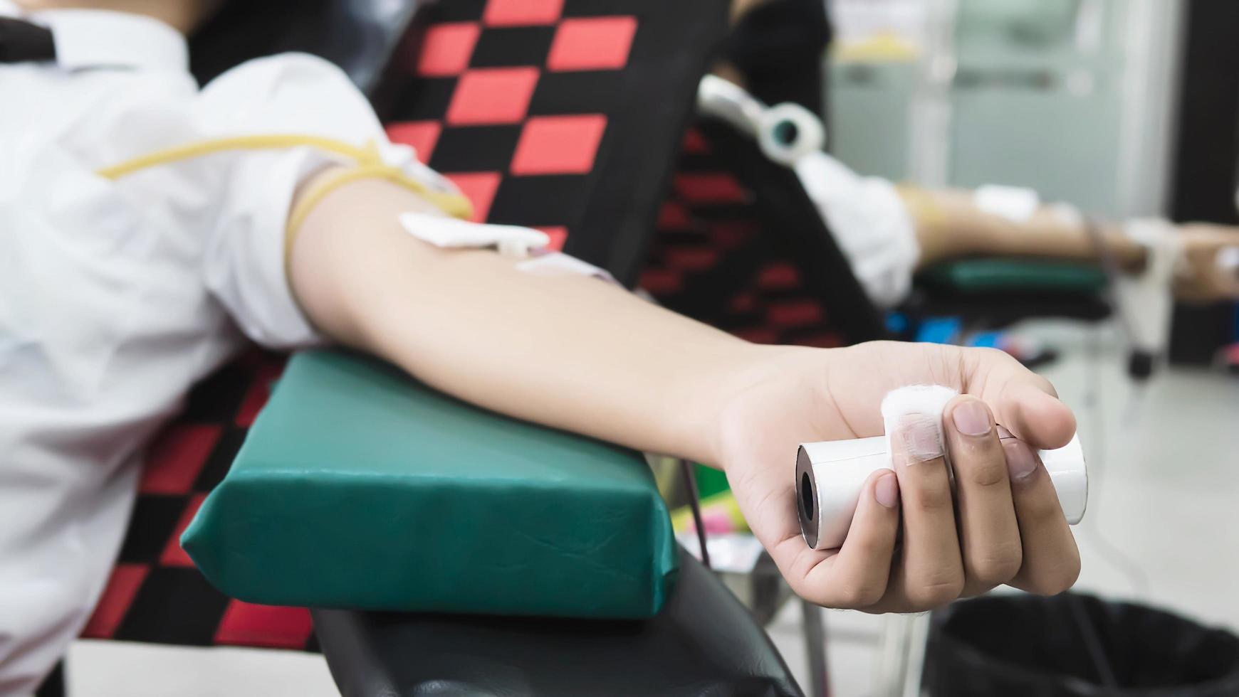 volontär man ger blodgivning för att korsa röd organisation - människor med blodgivningskoncept foto