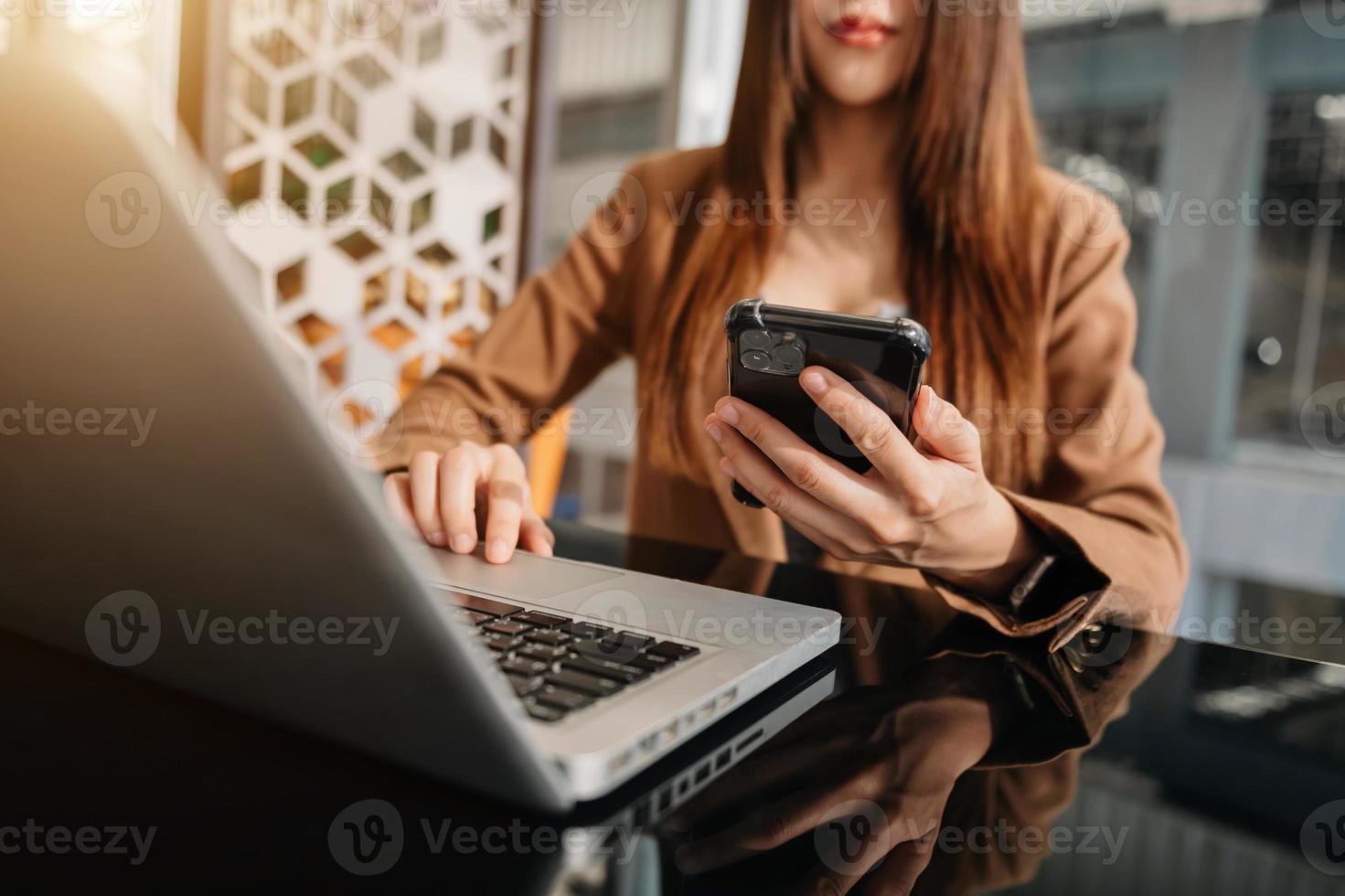 asiatisk kvinna som använder smart telefon för mobilbetalningar online shopping, omni channel, sitter på bordet, virtuella ikoner grafik gränssnittsskärm foto