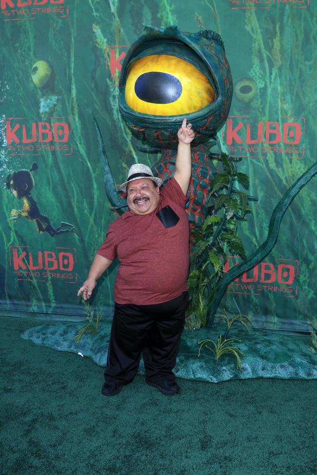 los angeles, 14 aug - chuy bravo på kubo och de två strängarna har premiär på amc universal citywalk den 14 augusti 2016 i universal city, ca. foto