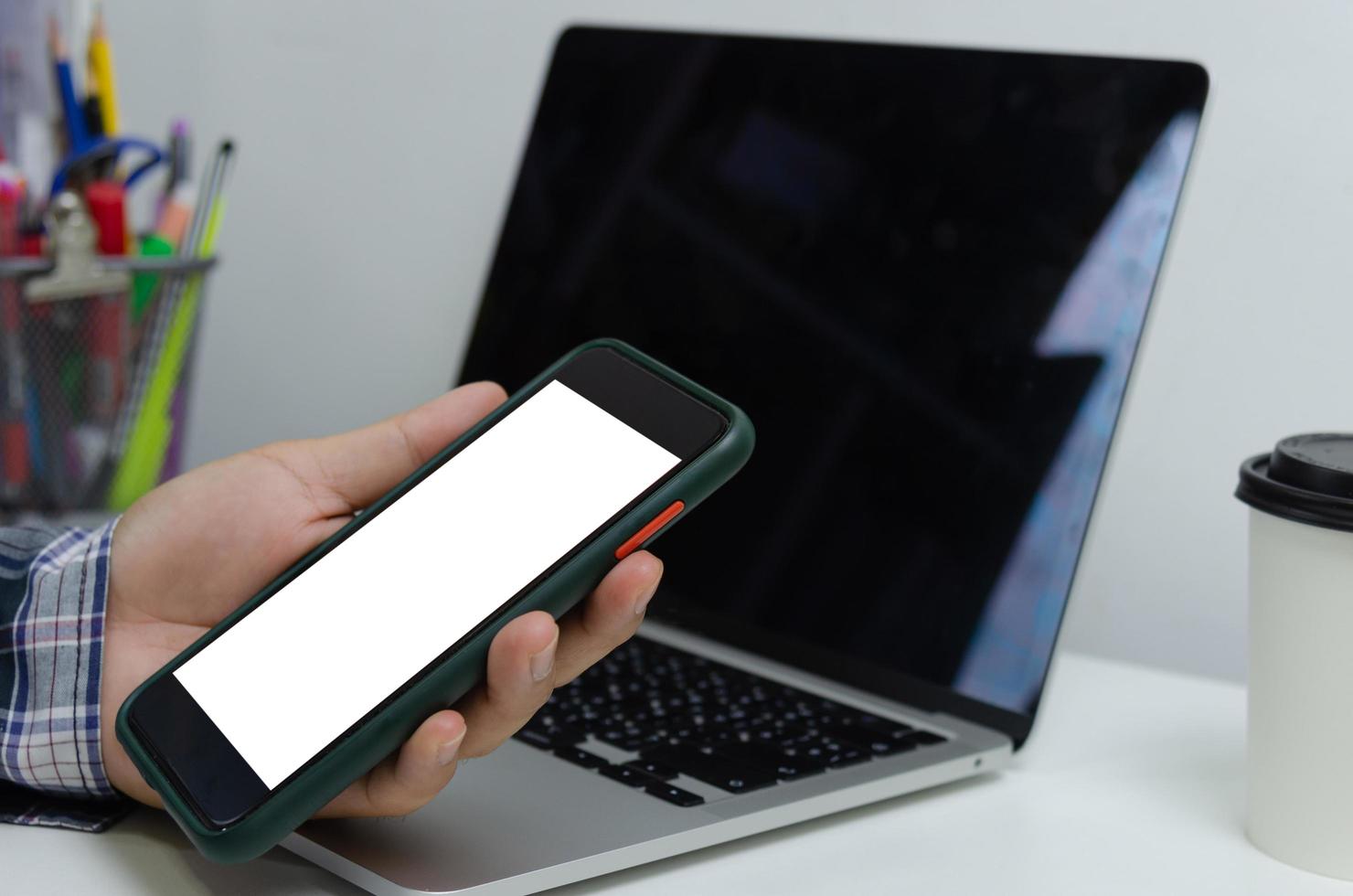 hand man håller mobil smartphone mock up tom vit skärm teknik online internet digital reklam affärsidé. foto