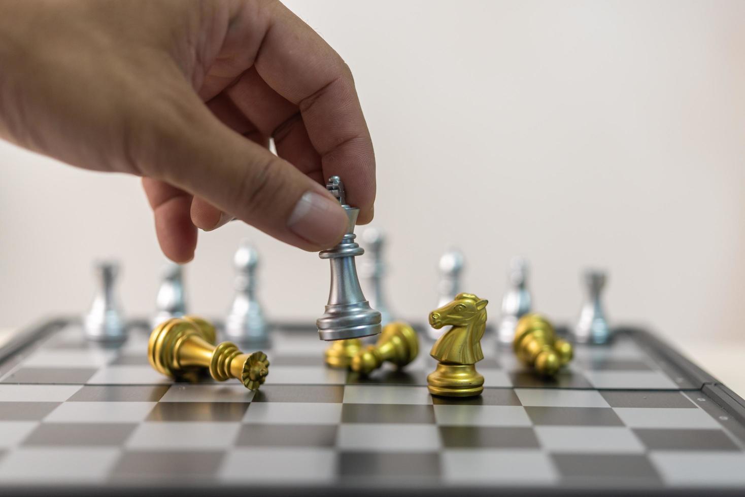 hand man håller schack i game.idea planering strategi marknadsföring affärsidé. foto
