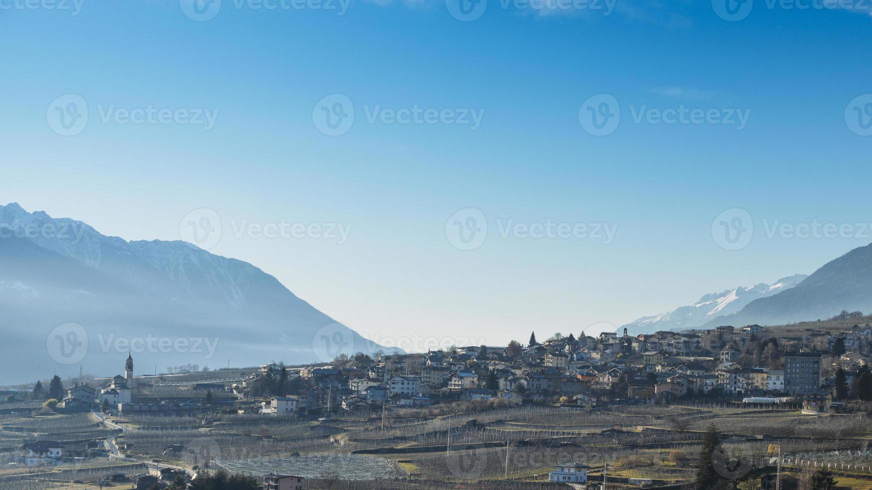 vingårdar ovanför sondrio, en italiensk stad och kommun belägen i hjärtat av den vinproducerande valtellinaregionen - befolkning 20 000 foto