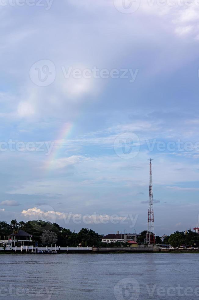 regnbåge på floden chao phraya med signaltorn foto