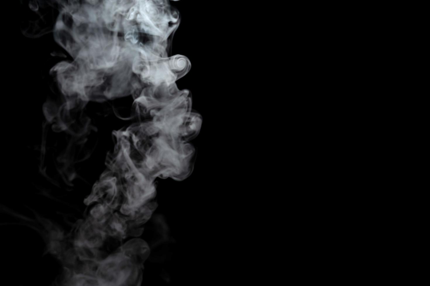 abstrakt pulver eller rök effekt isolerad på svart bakgrund, ur fokus foto