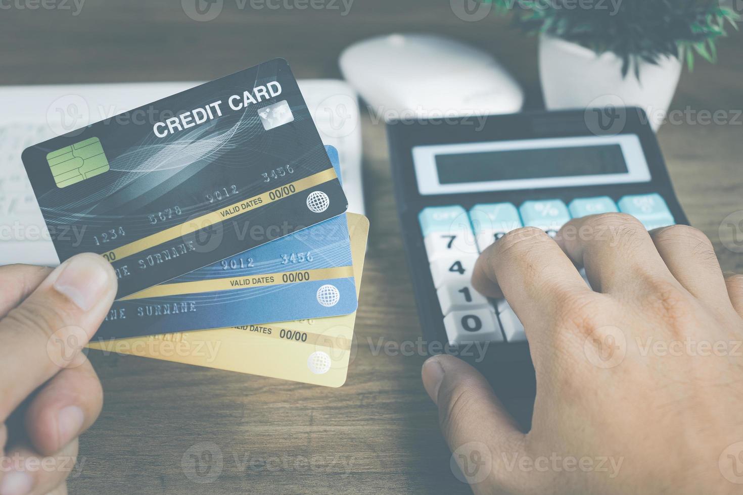 teknik online shopping koncept manlig hand som håller kreditkort för att beräkna kostnaden och shopping online. foto