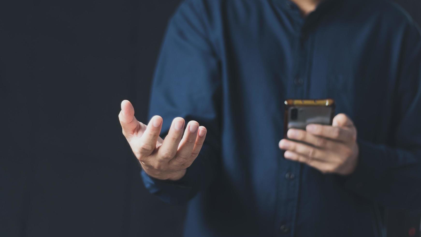 teknikkoncept för sociala medier, mäns händer som använder smartphones för att logga in på sociala medier, arbeta hemifrån eller göra onlinemarknadsföring. affärer och finans foto