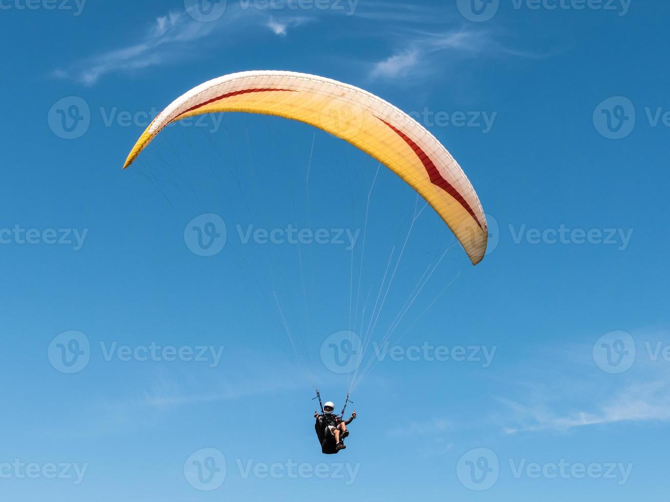 paraglider flyger i blå himmel. foto