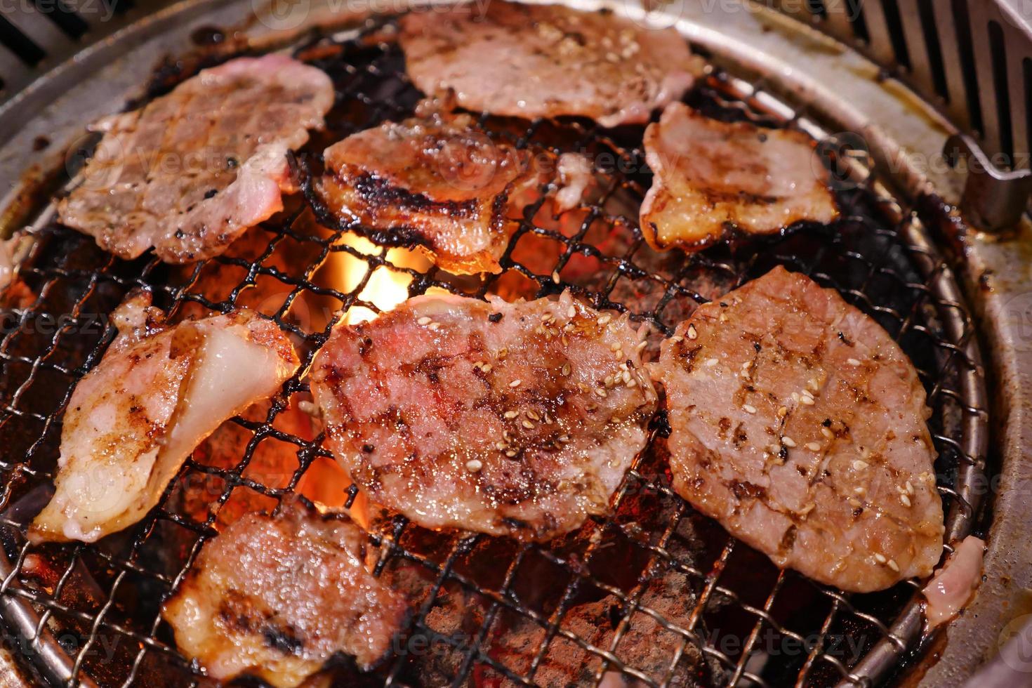 fläskgrill på glödande kol. denna typ av mat är en koreansk eller japansk bbq-stil. foto