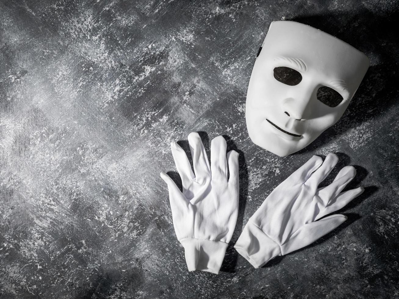 vit mask med handske på grå grunge bakgrund. foto