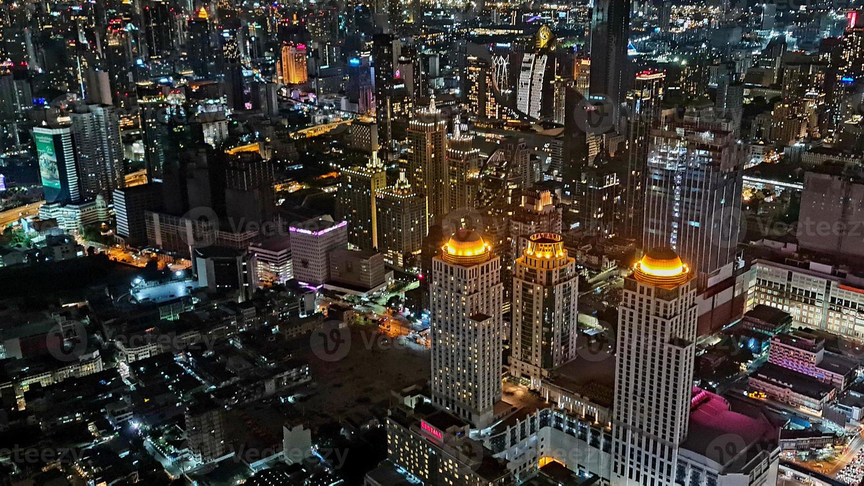 bangkok, thailand, 2022 - bangkok stadsbild på natten ovanifrån från baiyok-byggnaden. foto