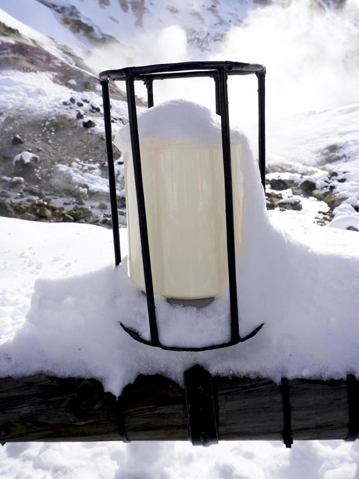 snö och levande ljus i gångväg skogen noboribetsu onsen foto