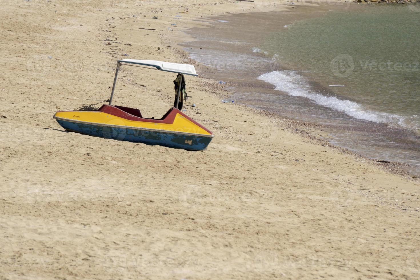 liten båt på stranden. små båtar på stranden eftersom havsvattnet minskar sandstranden vid Sairee Beach, Chumphon-provinsen foto