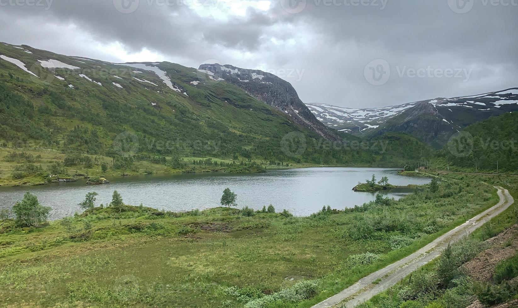 utsikt över en grön dalgång i norge från rallarvegen cykelväg 2 foto