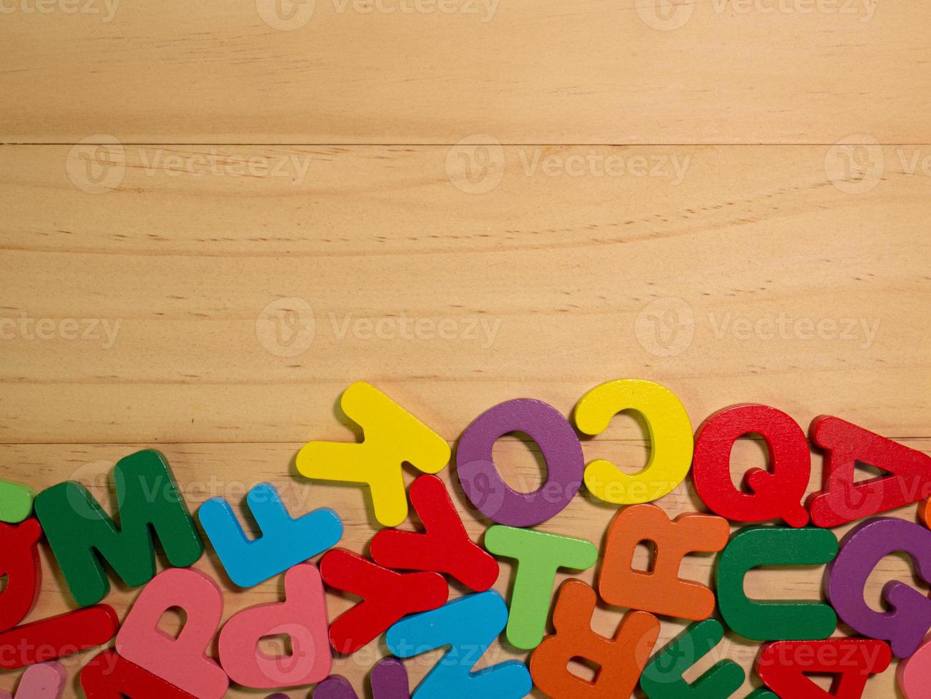alfabetet multicolor på träbord för utbildning eller barnkoncept foto