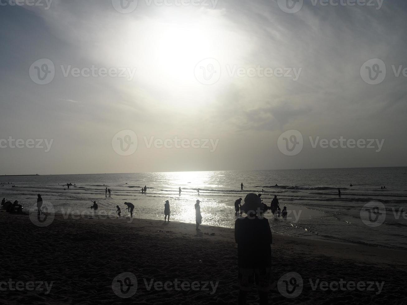 siluett peple på stranden foto