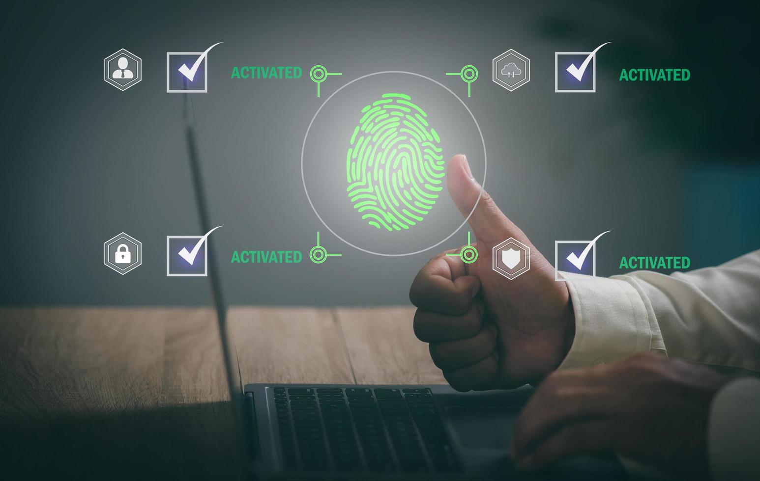 biometriskt fingeravtryck biometrisk teknologi låser upp programmeraren för att få tillgång till sekretessinformation, innovativt pekskärmsautentiseringskoncept. , säkerhetshantering och digitalt lösenordsskydd foto