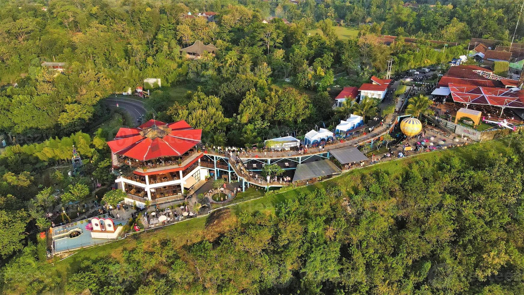 vacker flygvy, turismkulle på pandansari-stranden, yogyakarta-indonesien. foto