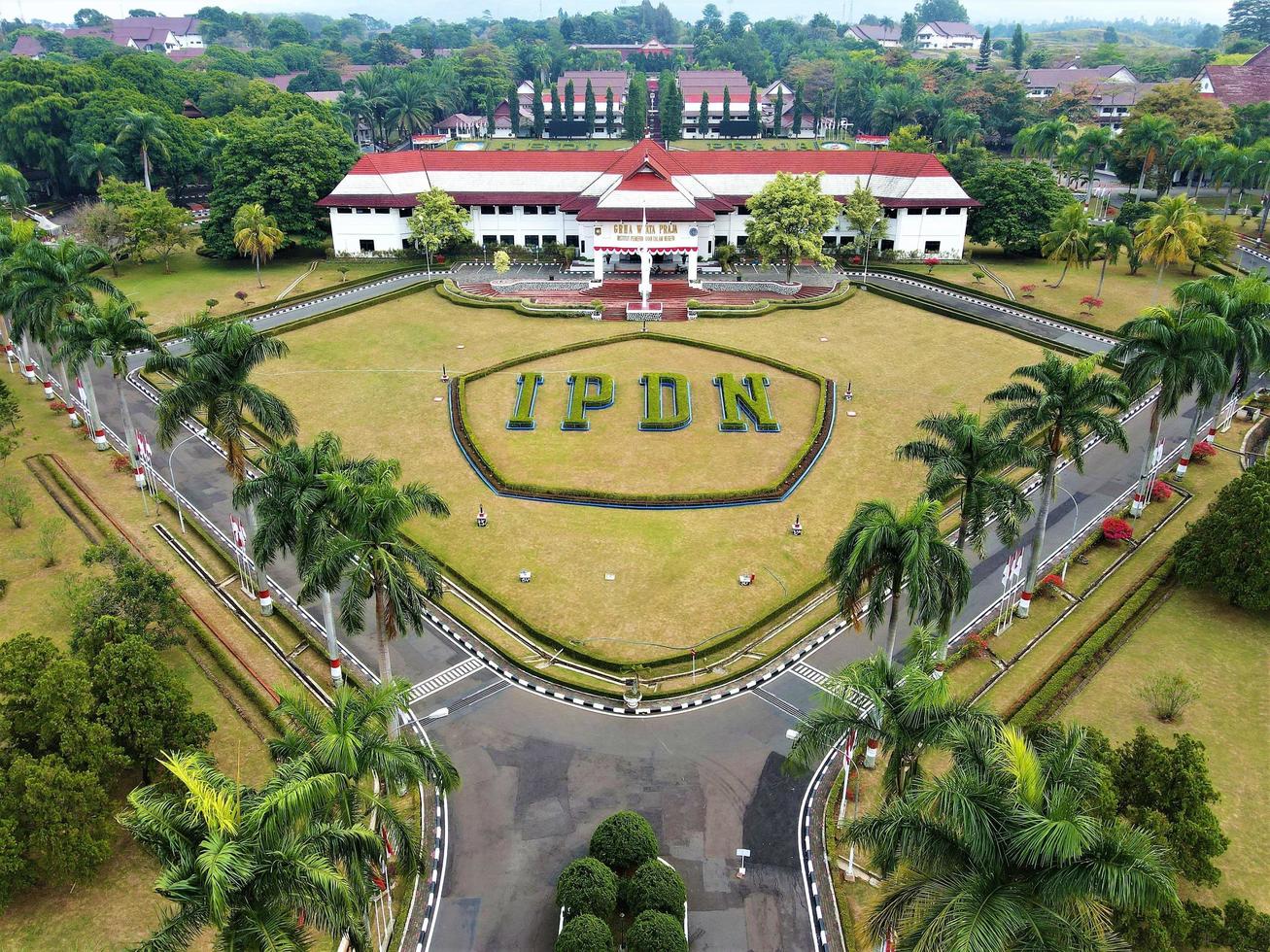 bandung, västra java-indonesien, 19 april 2022 - flygfoto av regeringens gymnasieskola för naturvetenskap-ipdn foto