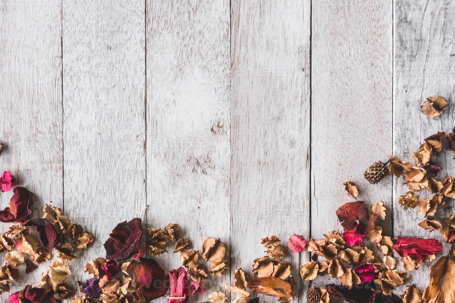 ovanifrån av torkade blommor på träbord bakgrund .fritt utrymme för din text foto