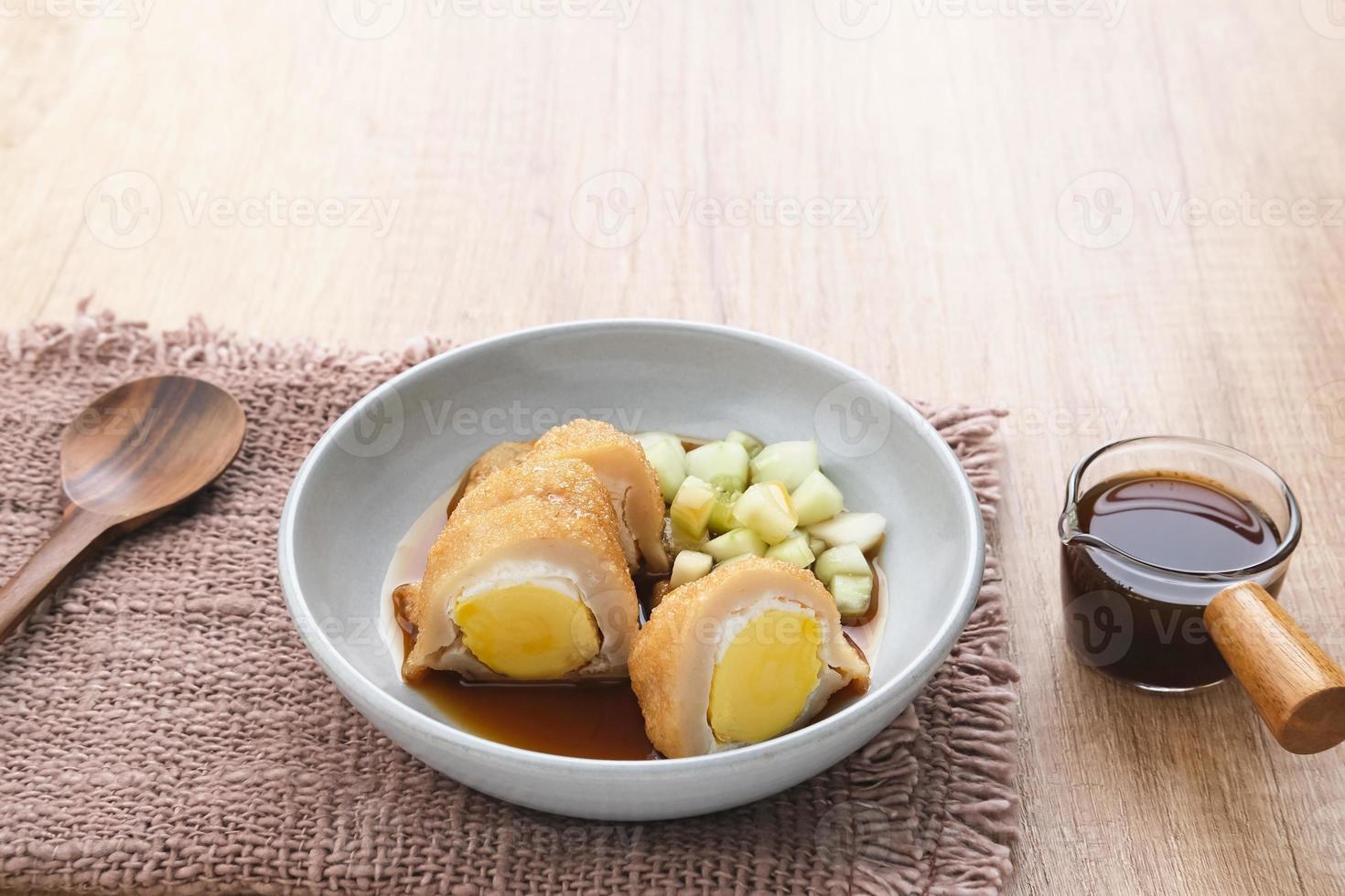 pempek, empek-empek, traditionell mat från södra Sumatra, Indonesien. denna fiskbaserade mat är mycket populär. serveras med cukosås och gurkskivor. foto