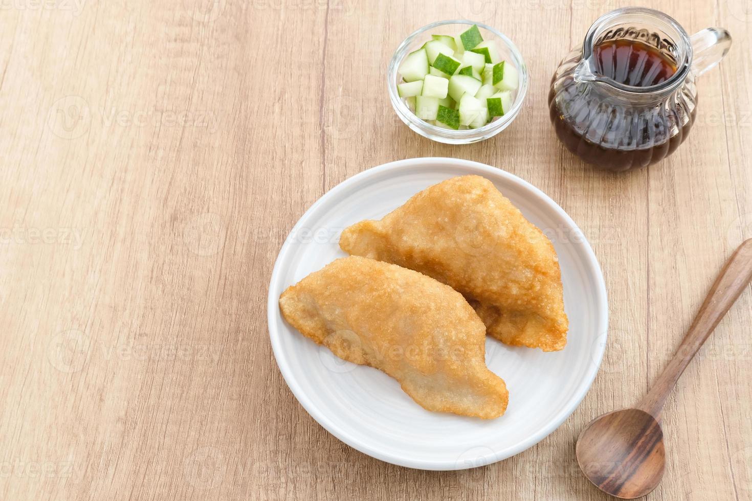 pempek, empek-empek, traditionell mat från södra Sumatra, Indonesien. denna fiskbaserade mat är mycket populär. serveras med cukosås och gurkskivor. foto