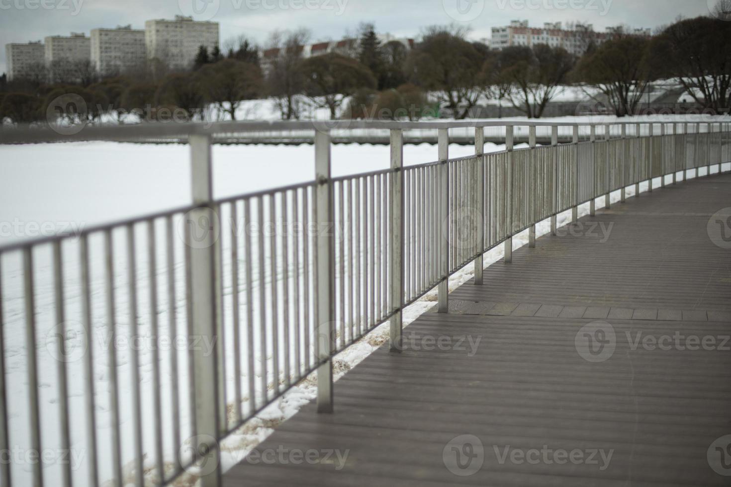 detaljer om strandpromenaden på vintern. stadsarkitektur. gatan på vinterdagen. foto