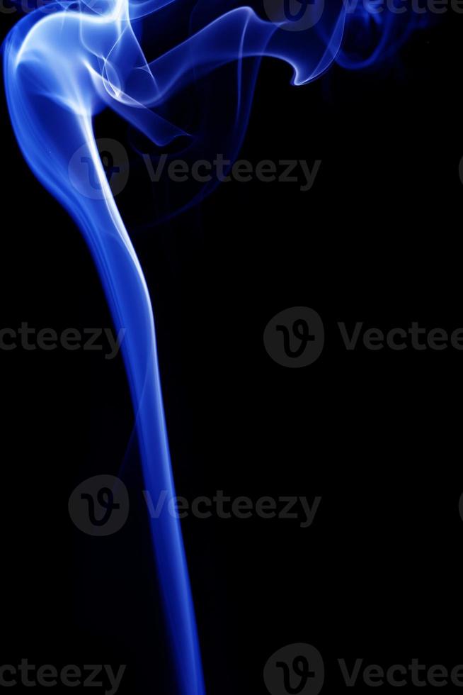 blå rök på svart bakgrund foto