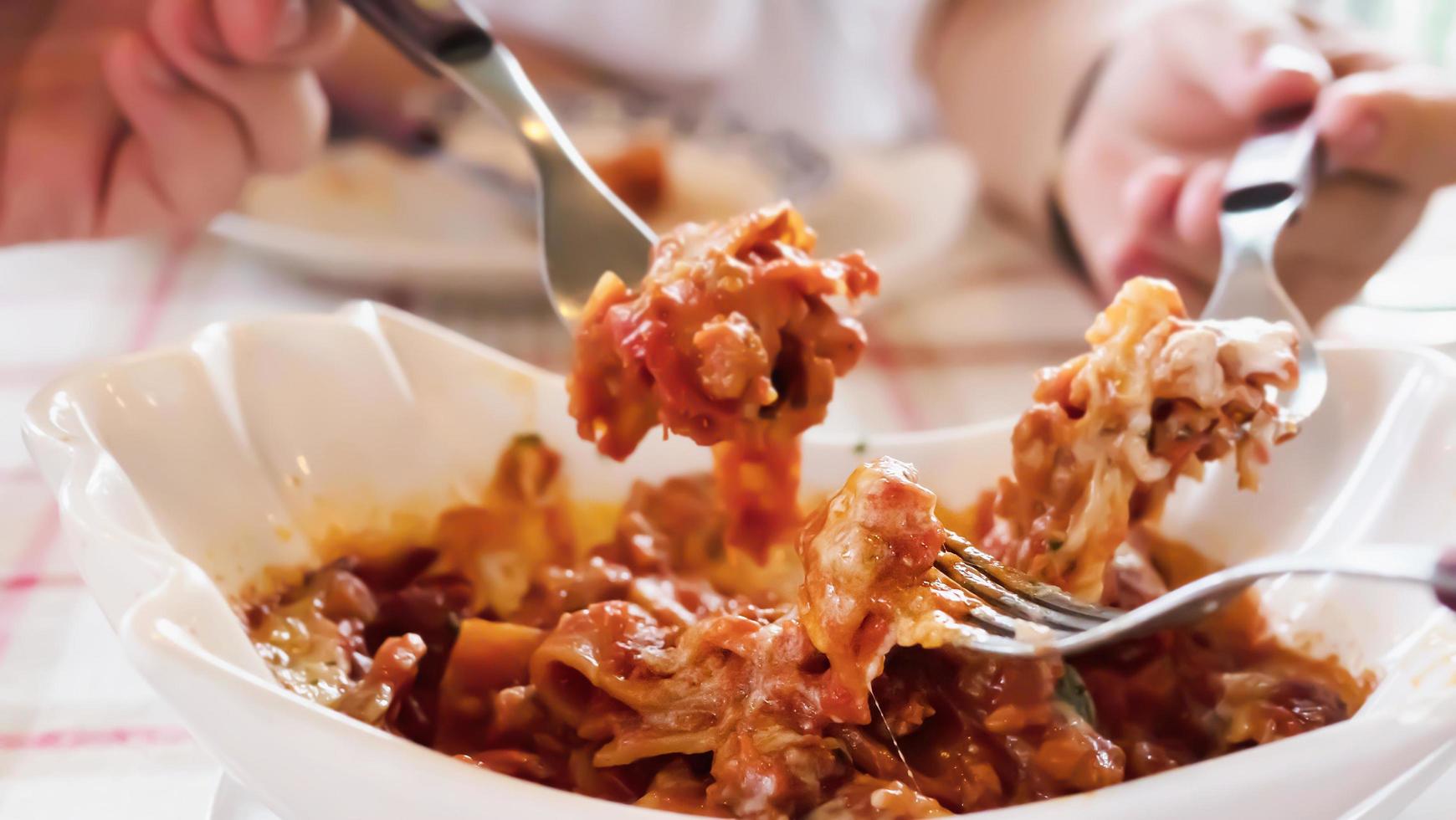 utsökt lasagnerecept - människor med berömt italiensk matkoncept foto