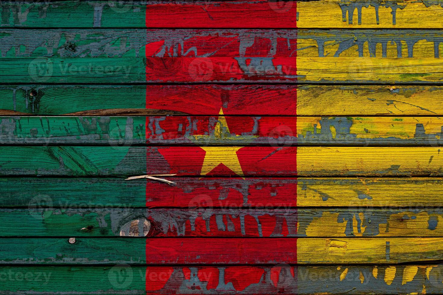 Kameruns nationalflagga är målad på ojämna brädor. landssymbol. foto