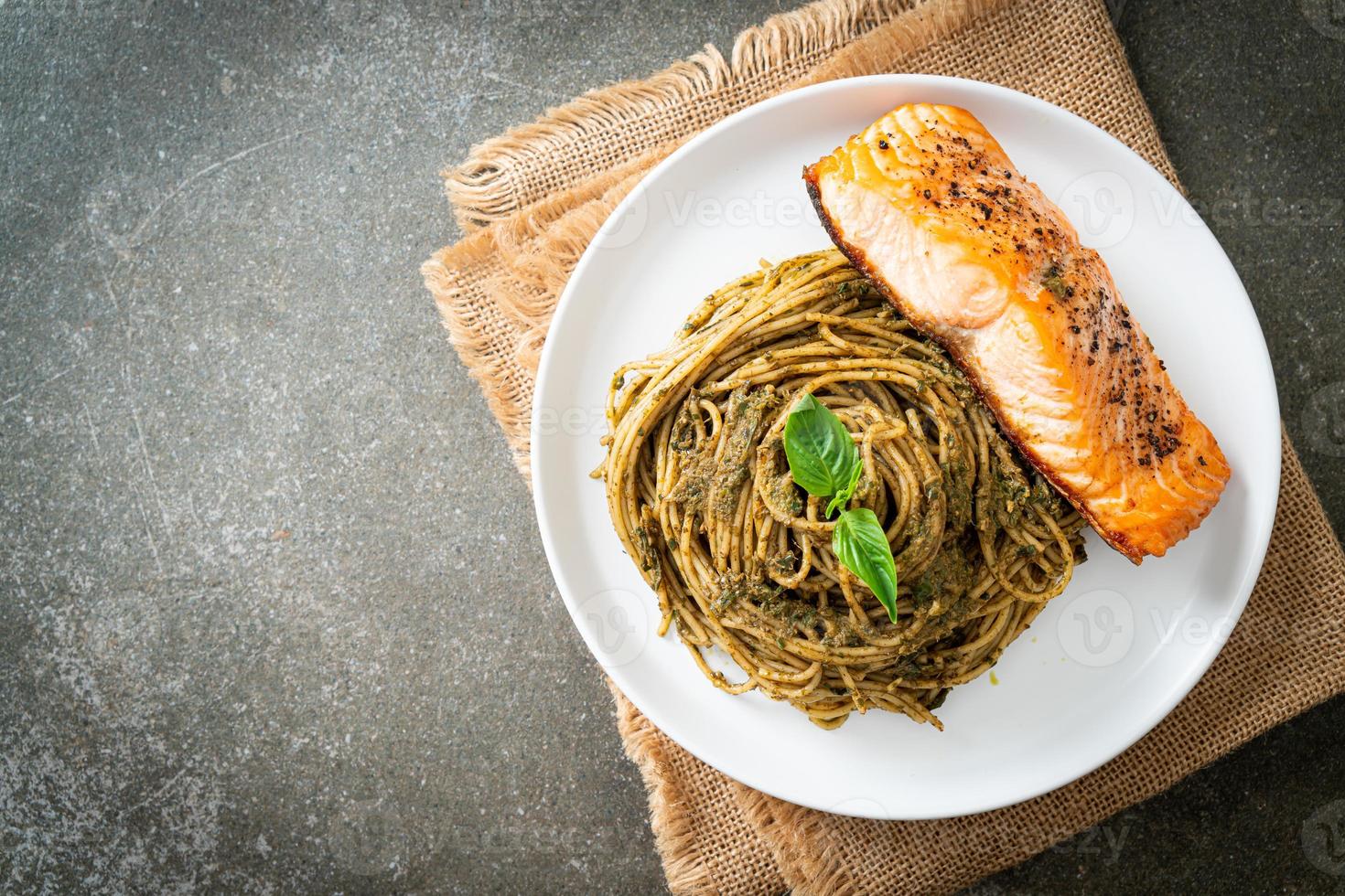 pesto spaghetti pasta med grillad lax foto