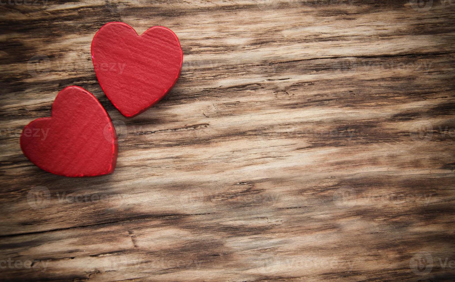 röda hjärtan på en trä bakgrund foto