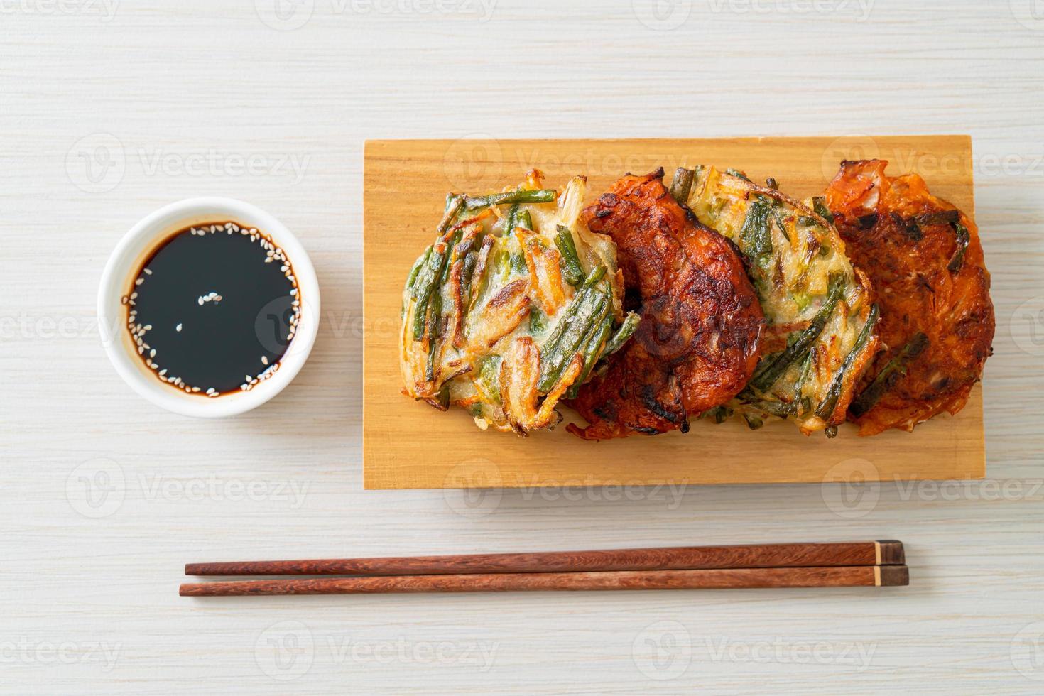 pajeon eller koreansk pannkaka och koreansk kimchi pannkaka eller kimchijeon på vit bakgrund foto