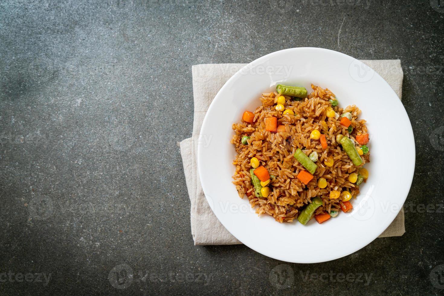 stekt ris med gröna ärtor, morot och majs foto