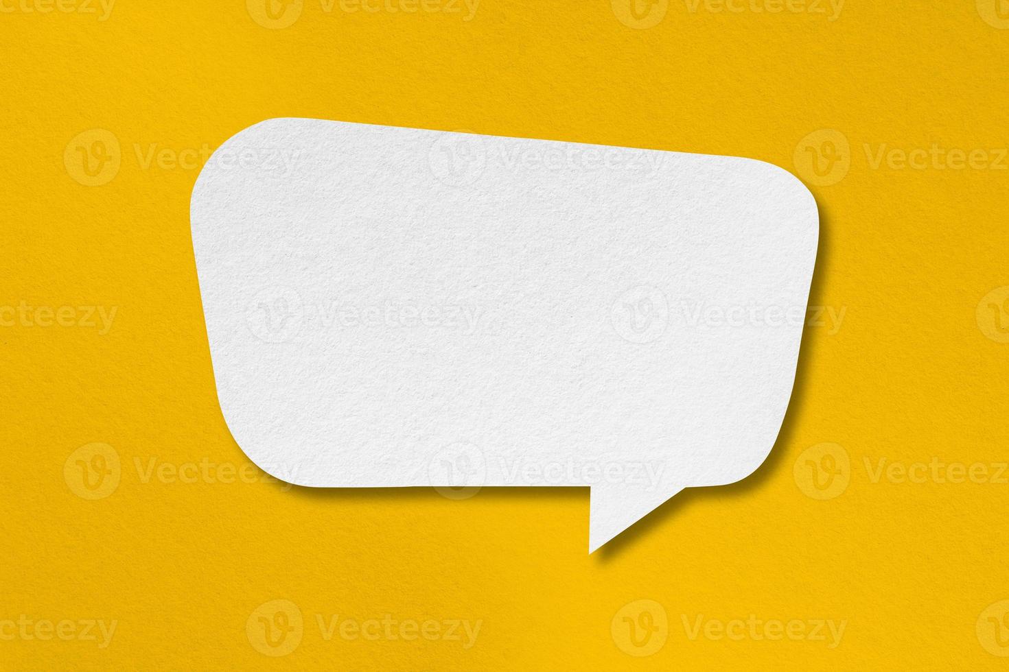 tal ballong form vitt papper isolerad på gul bakgrund foto