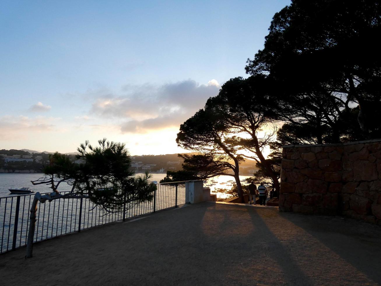 bakgrundsbelysning på den katalanska costa brava, spanien foto