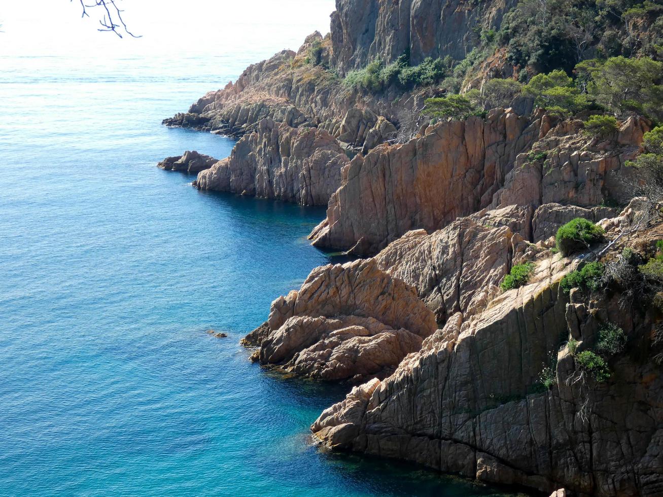 blått hav och blå himmel i den katalanska costa brava, Spanien foto