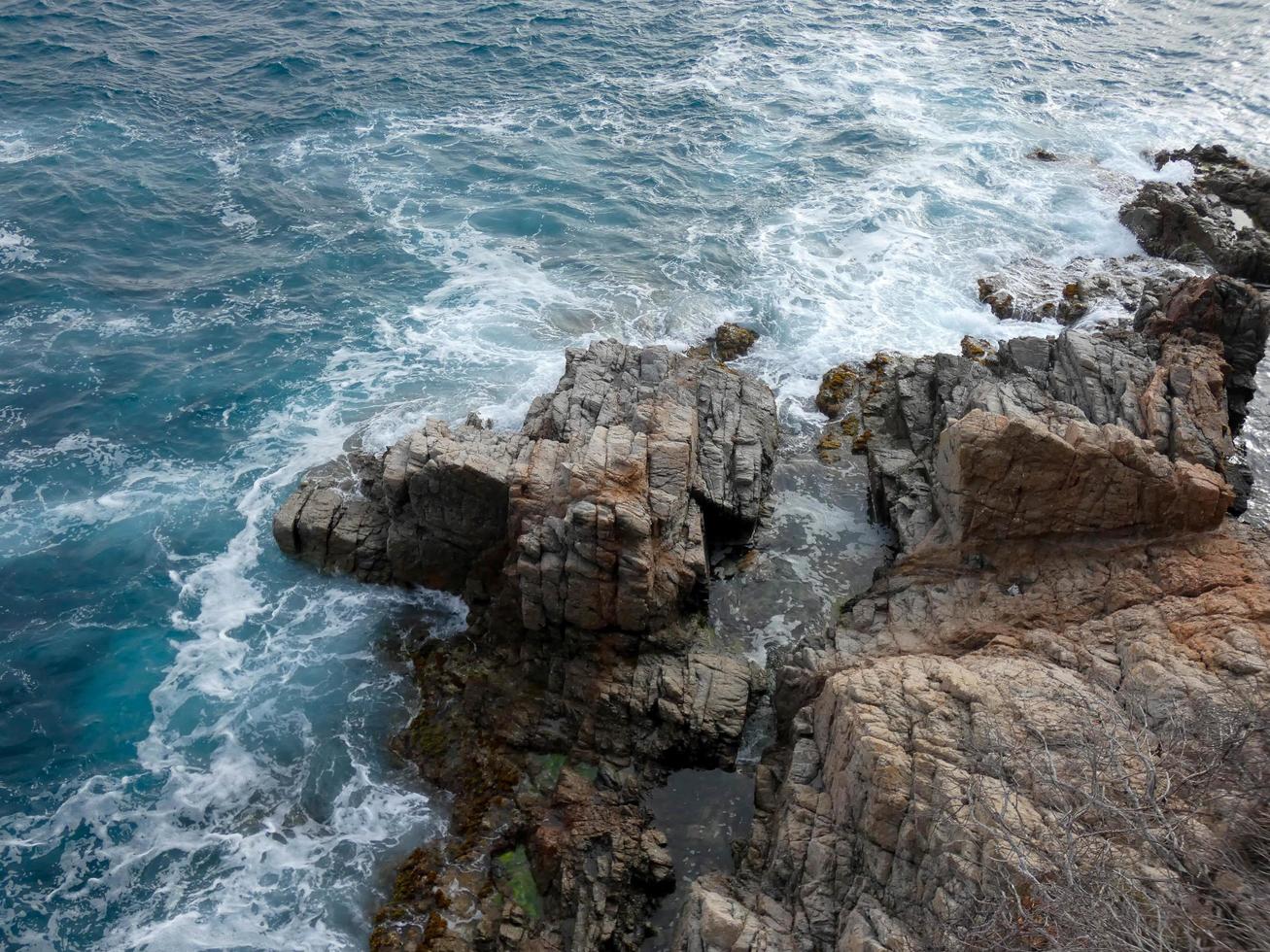 grov sjö, vågor som slår mot klipporna foto