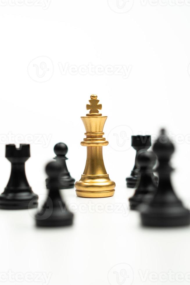 gyllene schackkung står för att vara med i andra schack, begreppet ledare måste ha mod och utmaning i tävlingen, ledarskap och affärsvision för att vinna i affärsspel foto