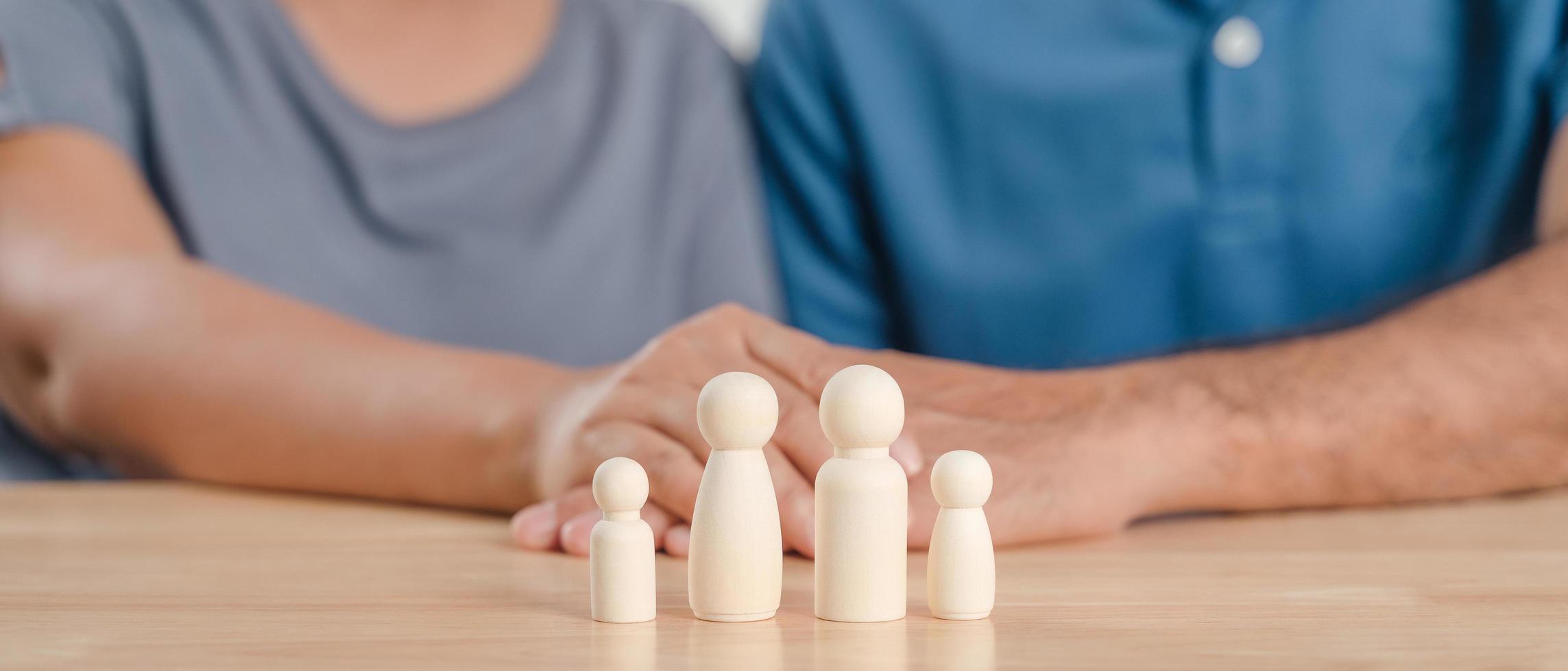 trä peg dockor familj, med man och kvinna par. planering, familjeräddning, hälsovård och försäkring, familjens psykiska hälsa, internationella familjedagen foto