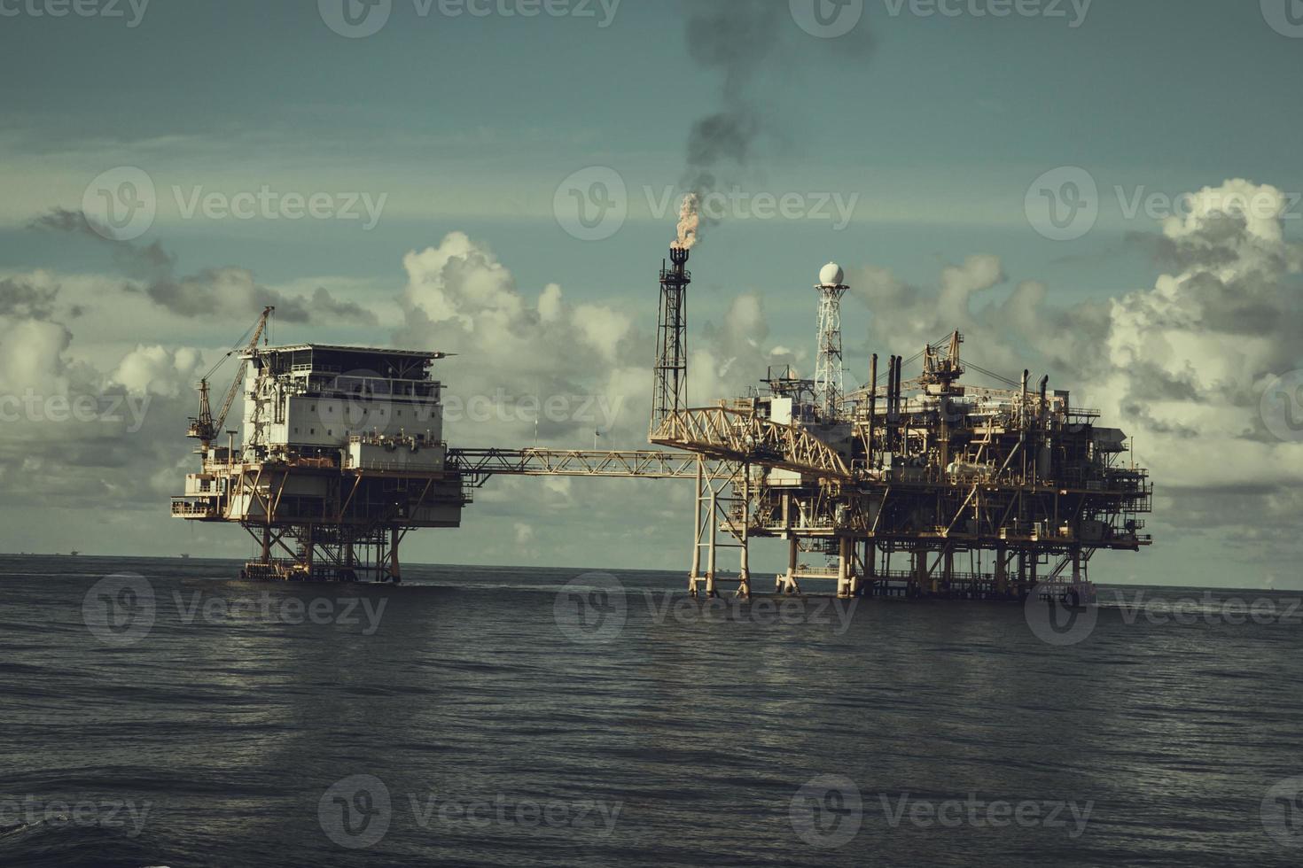 offshore plattform industri i havet är en naturolja och gas produktion petroleum foto