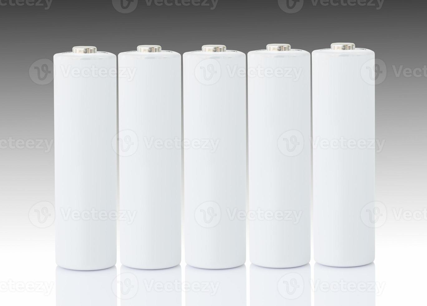aa batterier över vita foto